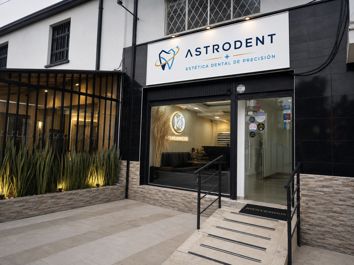 Fachada exterior de ASTRODENT Odontología, clínica dental premium en Bogotá